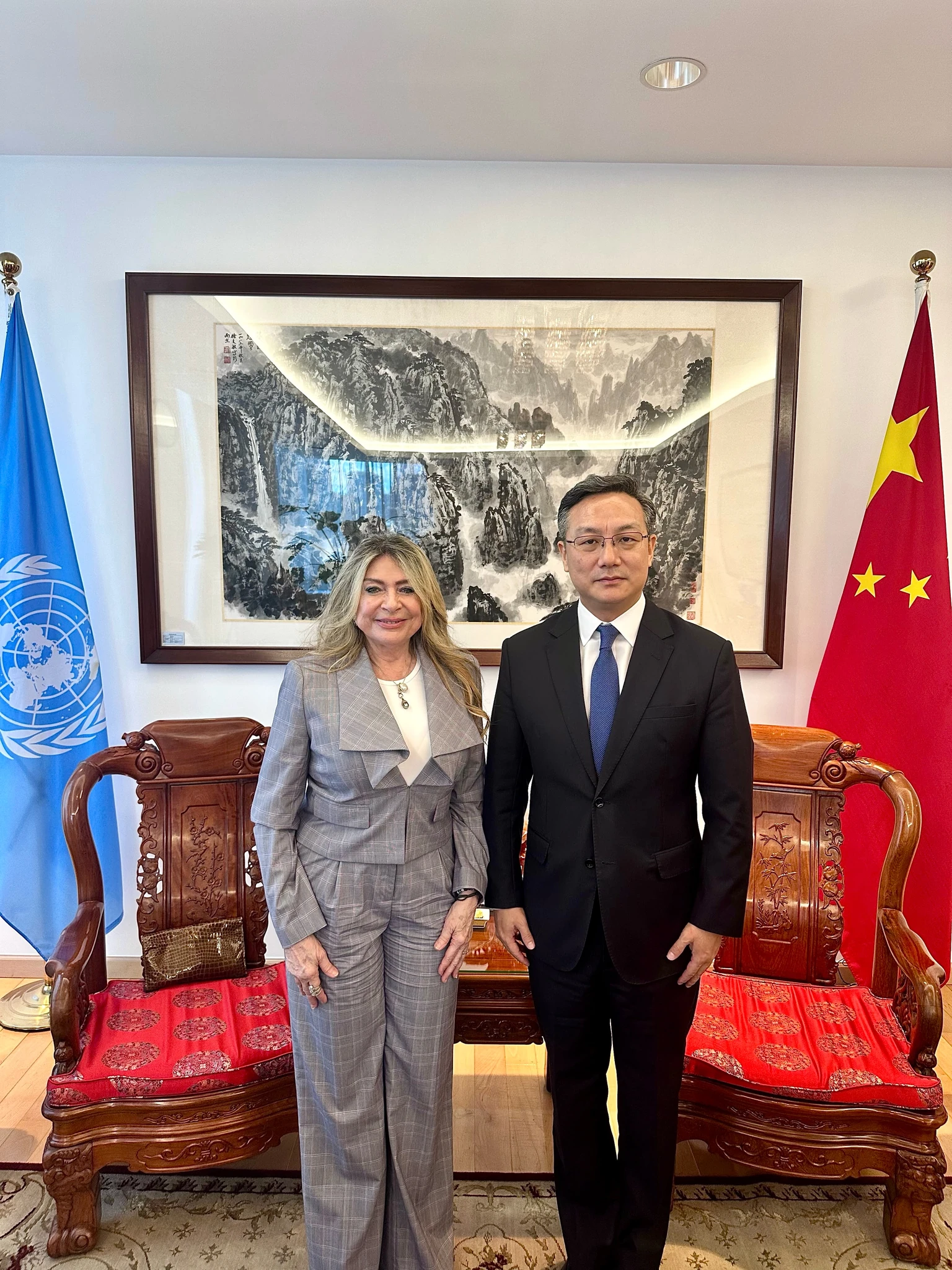 Ivonne A-Baki with the Chinese delegation, beside Chinese and United Nations flags